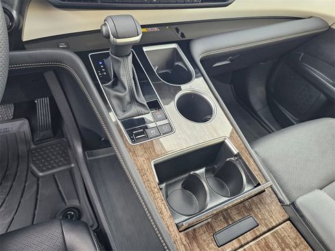 Used 2025 Toyota Sienna Platinum image 31