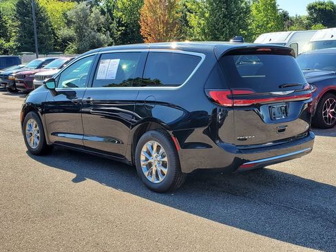 Used 2023 Chrysler Pacifica Touring-L AWD/4WD image 3