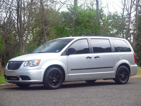 Used 2011 Chrysler Town & Country Touring FWD image 1