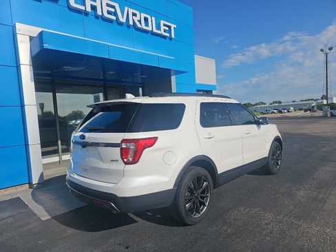 Used 2017 Ford Explorer XLT w/ Equipment Group 202A AWD/4WD image 3