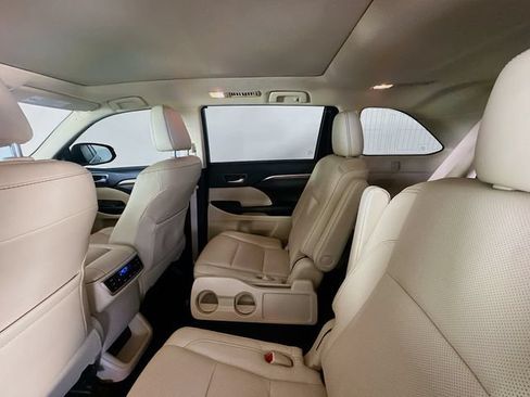 Used 2019 Toyota Highlander Limited Platinum FWD image 24