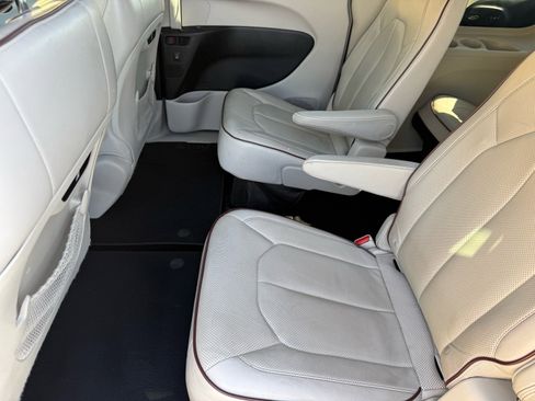 Used 2017 Chrysler Pacifica Limited w/ Advanced Safetytec Group image 26