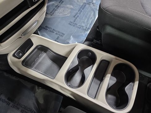 Used 2023 Chrysler Voyager LX image 24