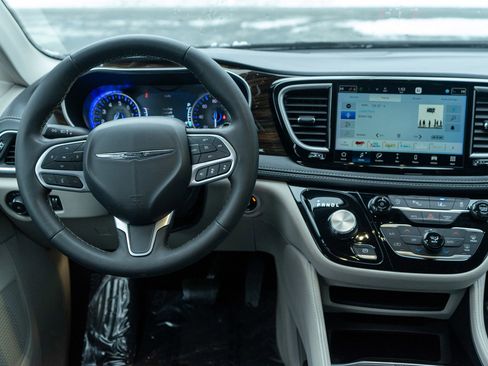Used 2023 Chrysler Pacifica Limited image 13
