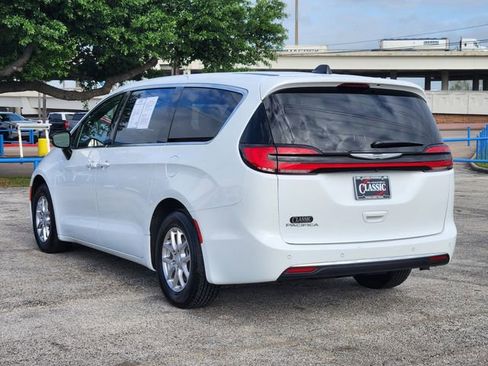 Used 2025 Chrysler Pacifica Select FWD image 5