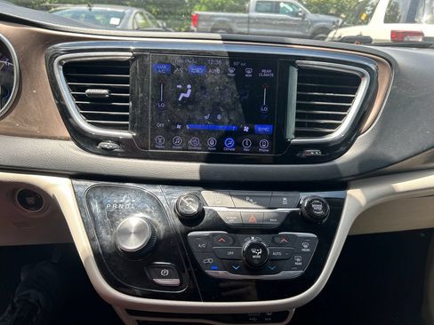 Used 2017 Chrysler Pacifica Touring-L Plus FWD image 10