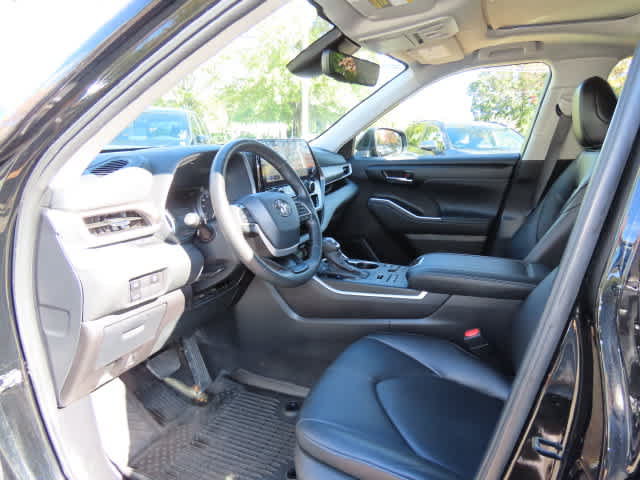 Used 2024 Toyota Highlander XLE AWD/4WD image 2