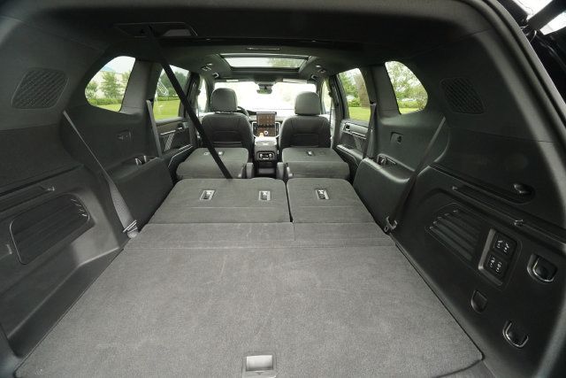 Used 2025 GMC Acadia Denali w/ Super Cruise Package FWD image 27