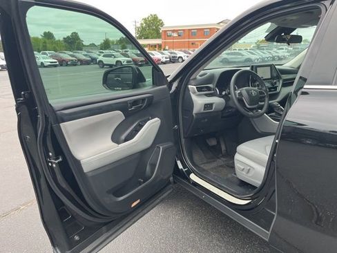 Used 2024 Toyota Highlander LE FWD image 5