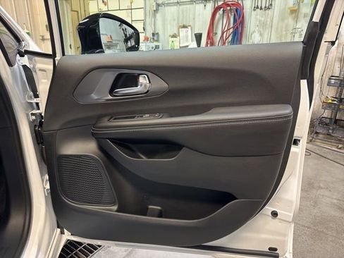 New 2026 Chrysler Pacifica Select FWD image 25