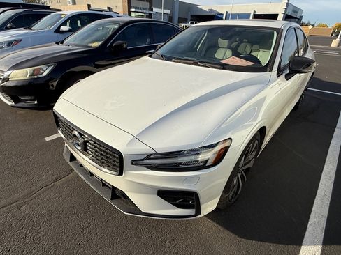 Used 2022 Volvo S60 B5 Momentum w/ Premium Package image 5