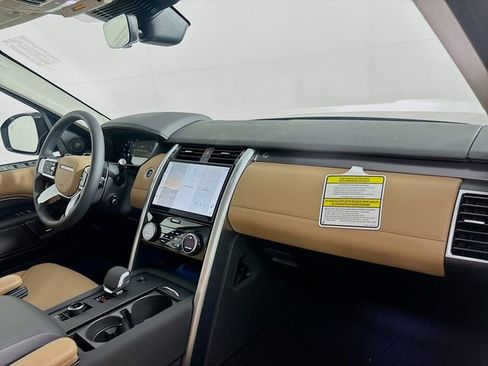 Used 2025 Land Rover Discovery Metropolitan Edition image 31