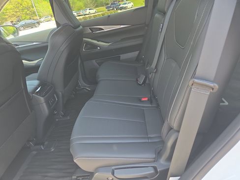 Used 2026 INFINITI QX60 Luxe w/ Family Package FWD image 7