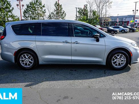 Used 2024 Chrysler Pacifica Touring-L FWD image 8