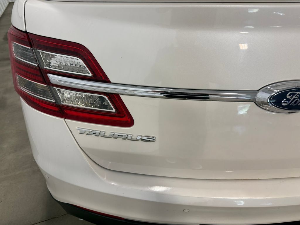 Used 2013 Ford Taurus Limited FWD image 18