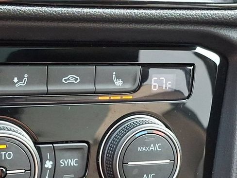 Certified 2022 Volkswagen Taos SEL AWD/4WD image 30