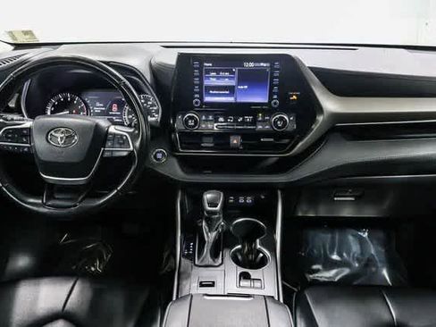 Certified 2022 Toyota Highlander XLE image 13