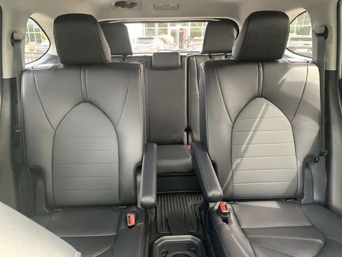 Certified 2026 Toyota Highlander XLE image 32