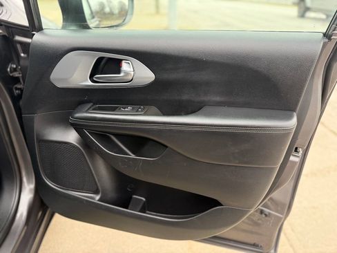 Used 2020 Chrysler Pacifica Touring-L w/ Advanced Safetytec Group FWD image 27