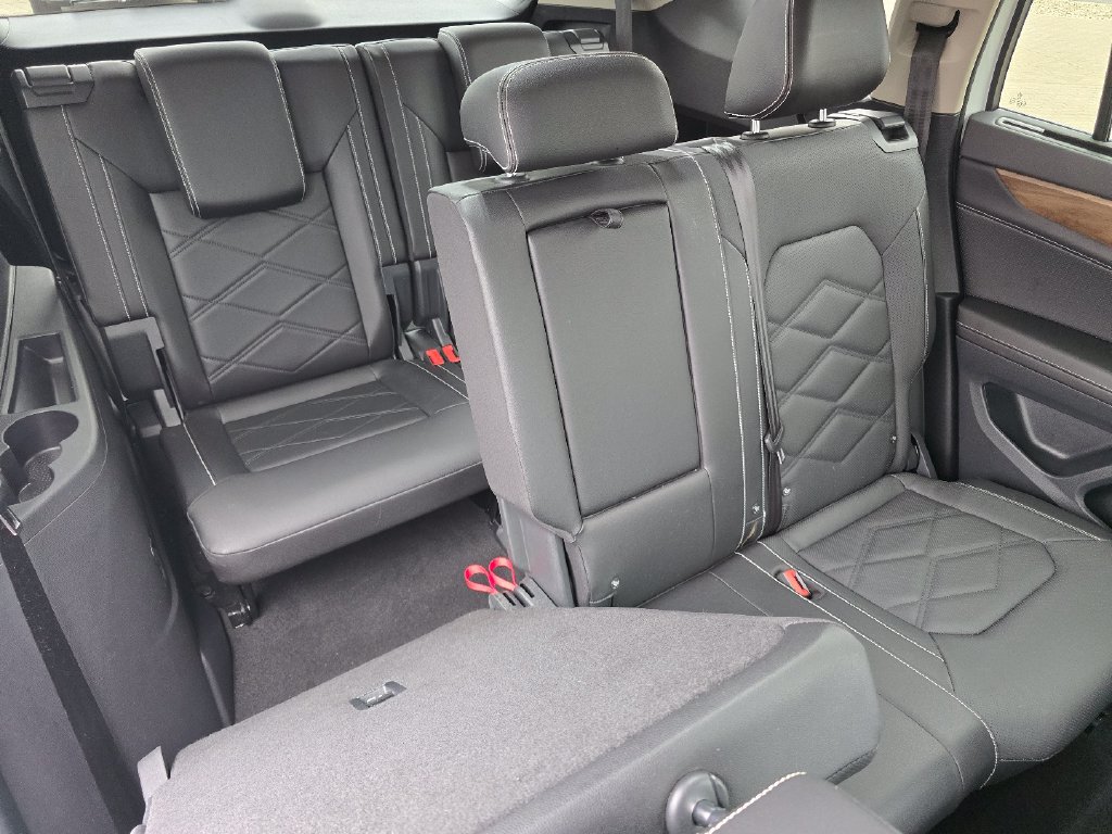 Used 2025 Volkswagen Atlas SE AWD/4WD image 24