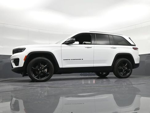 Used 2024 Jeep Grand Cherokee Altitude AWD/4WD image 33