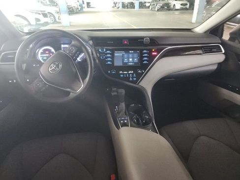 Used 2018 Toyota Camry LE image 5