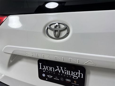 Used 2014 Toyota Sienna XLE image 19