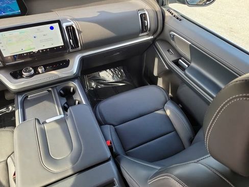 Used 2025 Ford Expedition Platinum AWD/4WD image 14