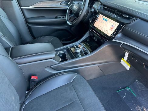New 2026 Jeep Grand Cherokee Altitude image 13