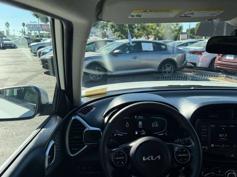 Used 2025 Kia Soul LX w/ LX Technology Package FWD image 33