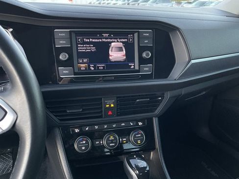 Certified 2023 Volkswagen Jetta SE w/ Panoramic Sunroof Package image 17