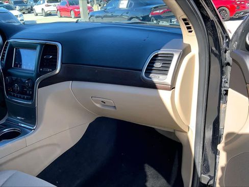 Used 2018 Jeep Grand Cherokee Laredo image 17