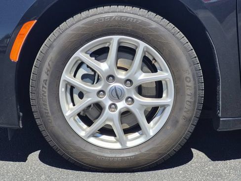 Used 2023 Chrysler Pacifica Touring-L FWD image 7