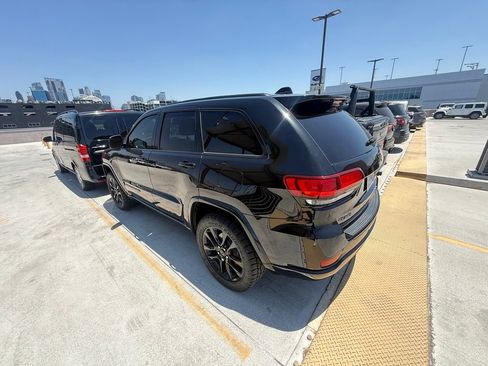 Used 2017 Jeep Grand Cherokee Altitude AWD/4WD image 4