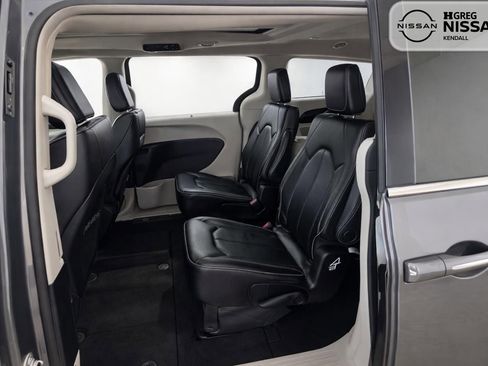 Used 2023 Chrysler Pacifica Limited FWD image 12