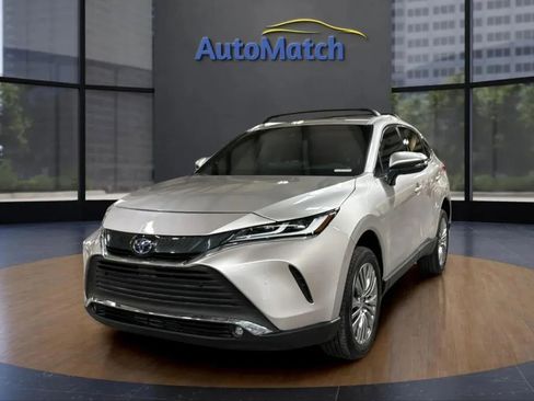 Used 2024 Toyota Venza XLE image 3