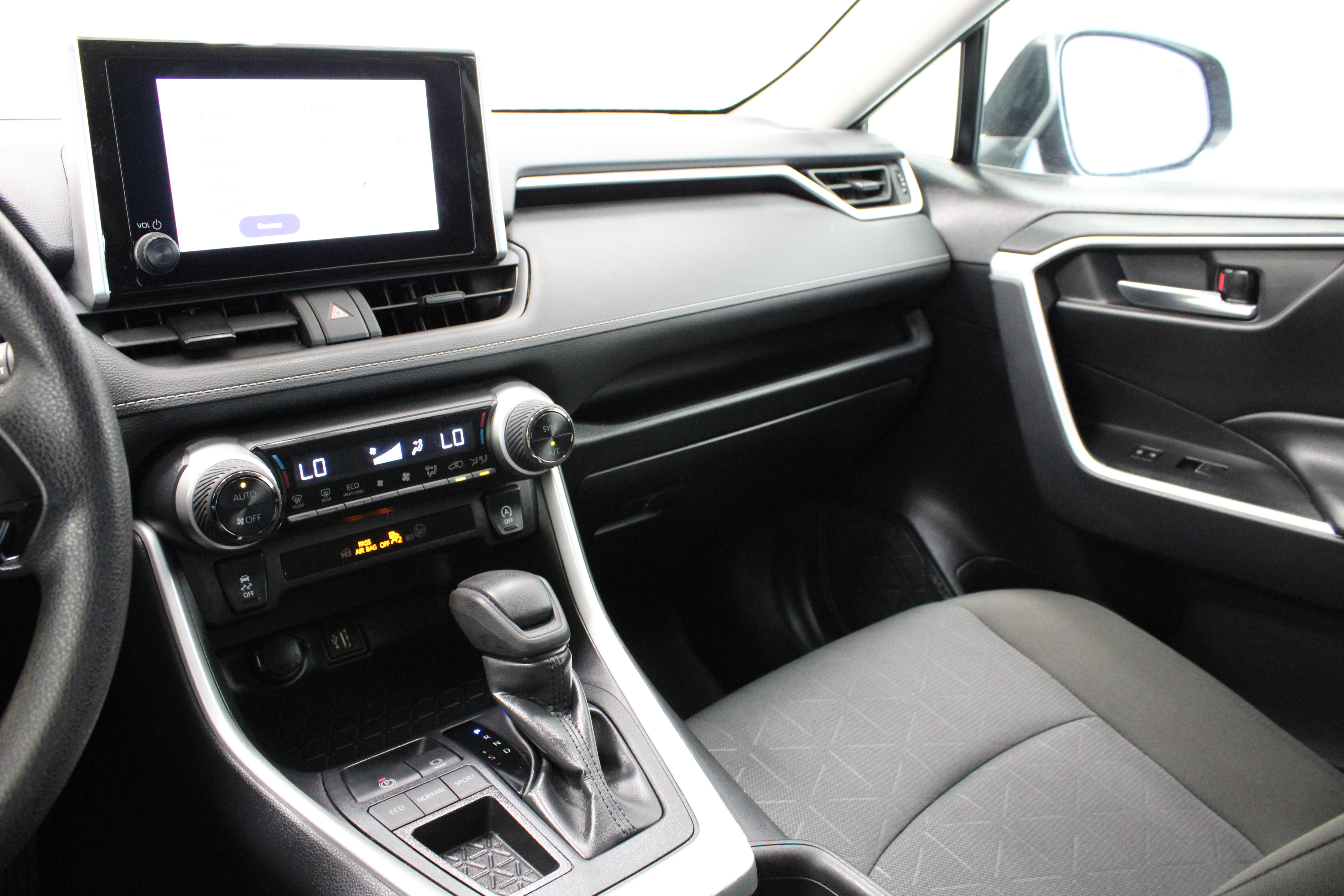 Used 2025 Toyota RAV4 XLE FWD image 16