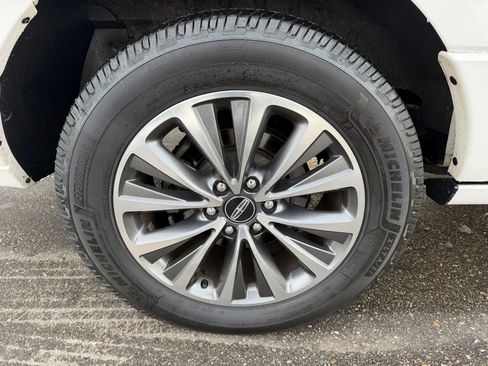 Used 2016 Lincoln Navigator Select image 12