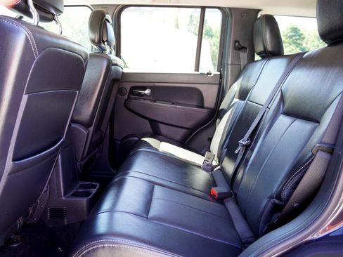 Used 2011 Jeep Liberty Sport image 11