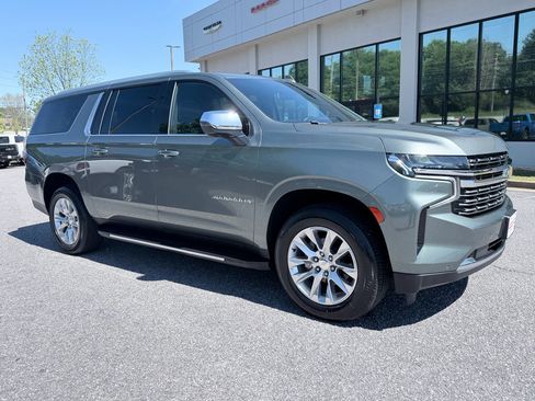 Used 2023 Chevrolet Suburban Premier image 2