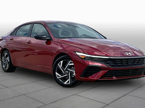 Used 2025 Hyundai Elantra SEL FWD image 3