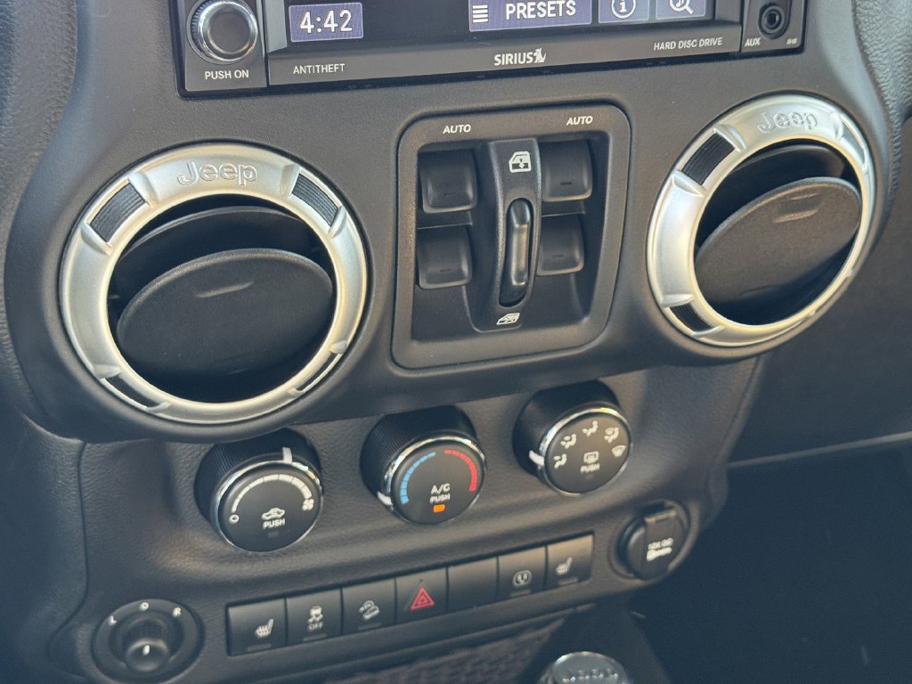Used 2018 Jeep Wrangler Unlimited Sahara w/ Connectivity Group AWD/4WD image 16
