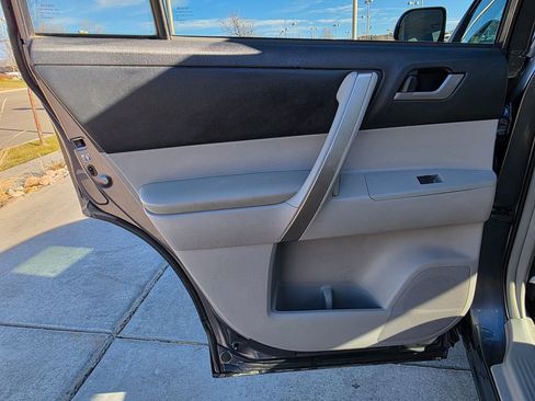 Used 2013 Toyota Highlander SE image 23