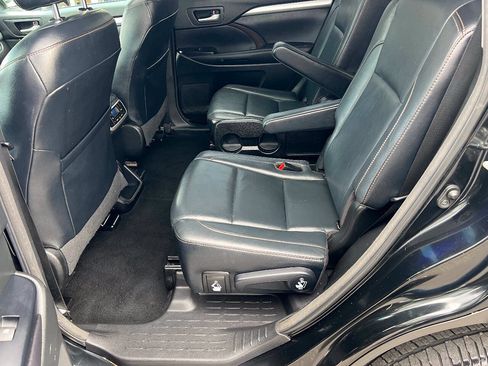 Used 2017 Toyota Highlander XLE w/ Carpet Mat Package AWD/4WD image 22