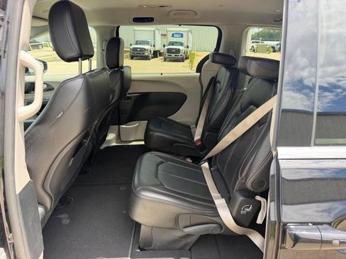 Used 2024 Chrysler Pacifica Touring-L FWD image 10