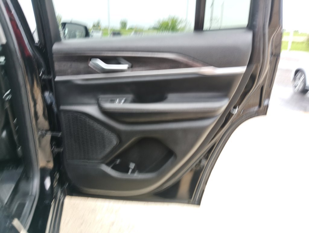 Used 2023 Jeep Grand Cherokee Limited AWD/4WD image 17