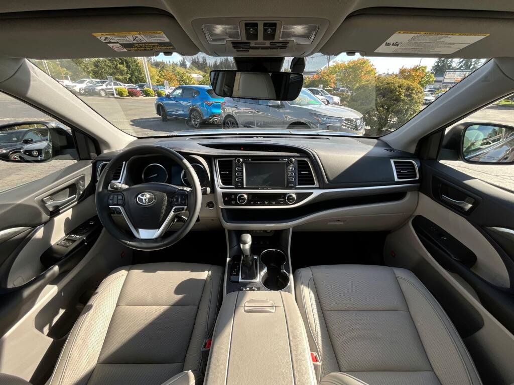 Used 2019 Toyota Highlander Limited Platinum AWD/4WD image 17