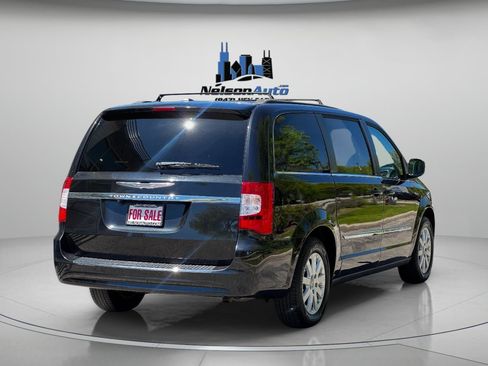 Used 2013 Chrysler Town & Country Touring FWD image 4