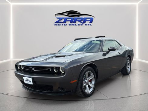 Used 2015 Dodge Challenger SXT RWD image 3
