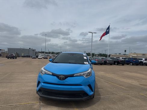 Used 2019 Toyota C-HR XLE FWD image 6